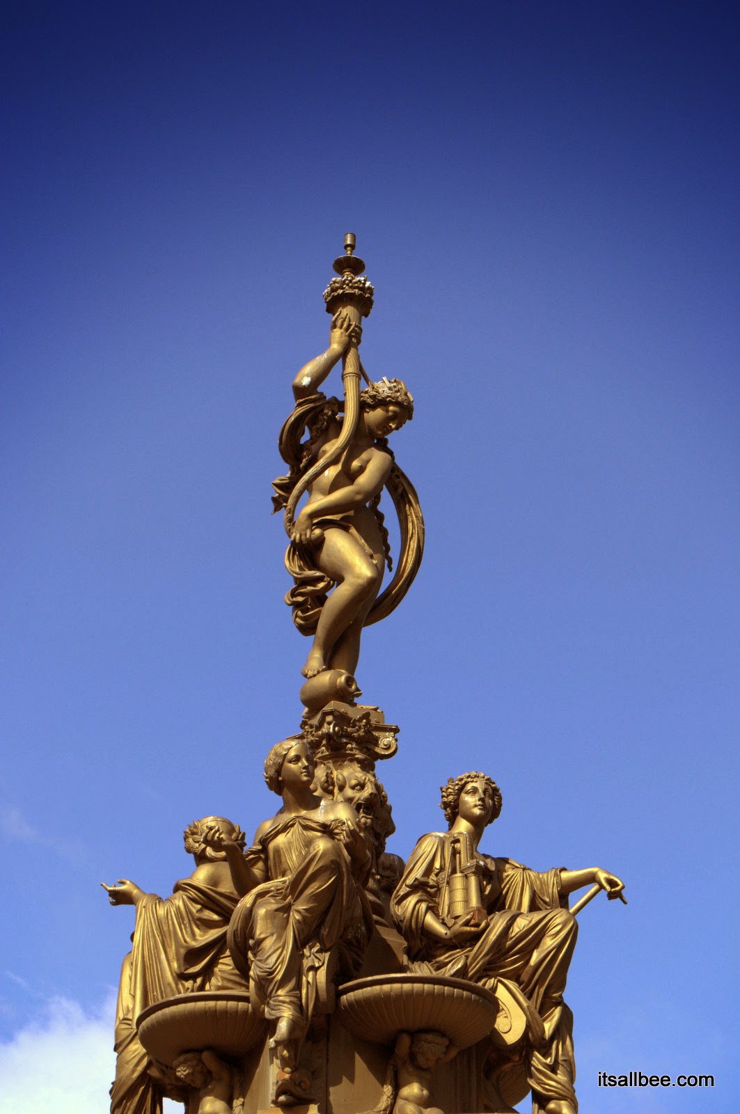 princess street gardens - Edinburgh Castle - Ross Fountain princess street gardens - Edinburgh Castle - Ross Fountain