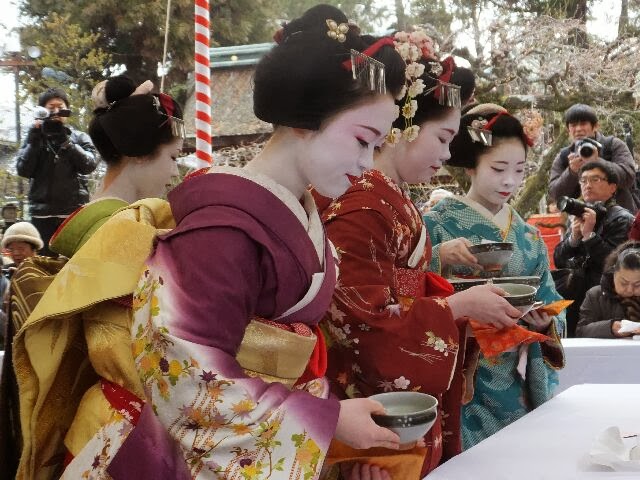 上七軒の芸舞妓さんらが1952(昭和27)年から 野点(のだて)をするようになったという。 上七軒の芸舞妓さんらが1952(昭和27)年から 野点(のだて)をするようになったという。