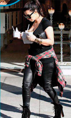 kim kardashian en apretado pantalón de cuero comiendo helados