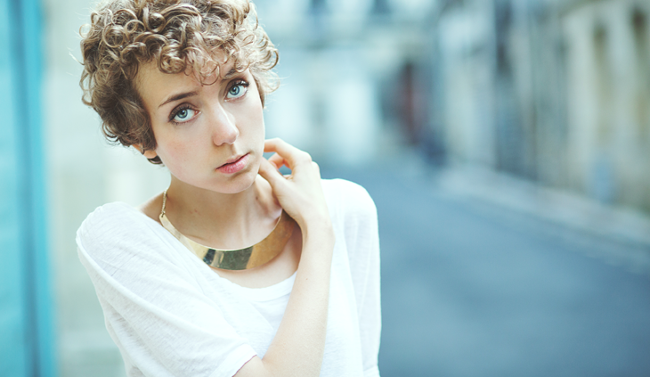 portrait photography, fashion blogger with curly hair and golden necklace