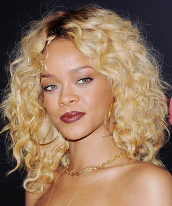 Rihanna Saç Rengi ve Rihanna Saç Modeli Rihanna'nın çılgın olduğunu anlayabilmemiz için sadece çılgın saç renklerine ve çılgın saç kesim modellerine gerek yoktur. Zenci olmasına rağmen açık sarı saç rengine cesaret edebilmesi Rihanna'nın oldukça çılgın olduğunu göstermeye yeterli bir sebeptir. Pekala Rihanna sarı saç rengi ile yanlış bir tercih mi yapmıştır? Asla! Bu soruya hiçkimsenin evet yanıtını veremeyeceğinin farkındayım. Çünkü Rihanna sarı saçları ile Barbie bebek gibi görünmektedir. Esasen bu görünümünün en büyük sebeplerinden biri de onun bebeksi yüz hatlarına sahip olmasındandır. Rihanna sarı saçlarına kıvırcık saç modeli yaptırarak bu sempatik görünümü bir kat daha arttırmış ve yine güzelliği ile göz kamaştırmıştır.