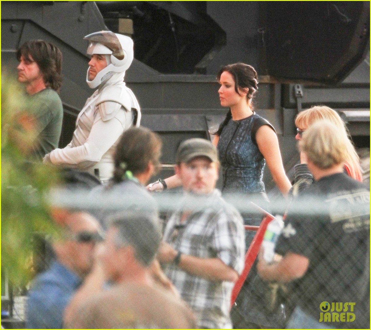 http://4.bp.blogspot.com/-fDo1vTAcOlQ/UHjFk3mnmlI/AAAAAAAAAZY/02efX1CLBXo/s1600/jennifer-lawrence-catching-fire-set-05.jpg