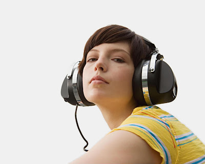 Women headphone desktop wallpaper