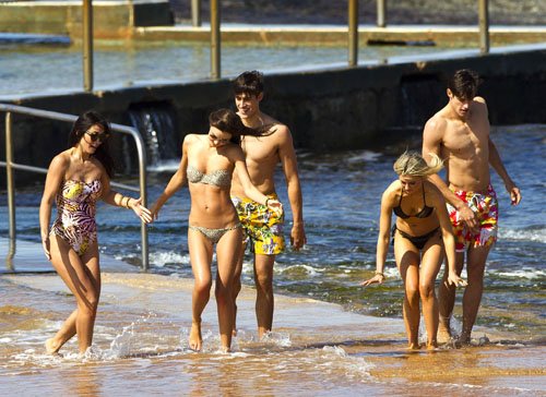 Miranda Kerr with her boyfriends in the beaches of Sydney, Australia(August 21) Miranda Kerr, her boyfriends, the beaches of Sydney, Australia, Sydney Travel trip, Sydney luxury hotel, find hostel in Sydney, Sydney tour travel vip, luxury resort in sydney