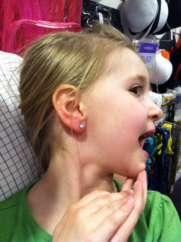HELLO KITTY STUDS! title=
