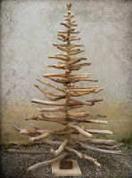 arbol de navidad construido con madera y ramas de arboles