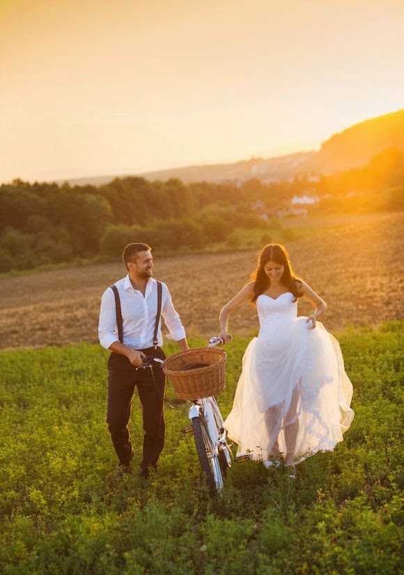 Rustic Wedding Dresses and Rustic Wedding Supplies For The Bride And Groom