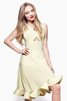 Amanda Seyfried posing in yellow dress