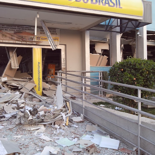 Agencia do Banco do Brasil da cidade de Apodi é destruida por bandidos e um polical é baleado no confronto.