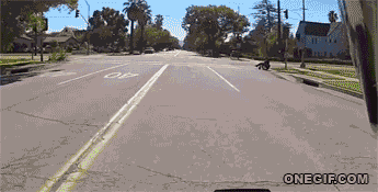 Motorista ayudando a persona que quedo atascado