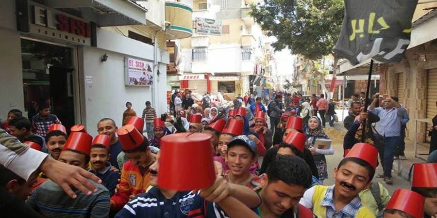 مظاهرة ساخرة بالطرابيش في الورديان مظاهرة ساخرة بالطرابيش في الورديان