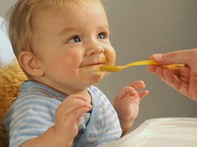bebé comiendo papilla