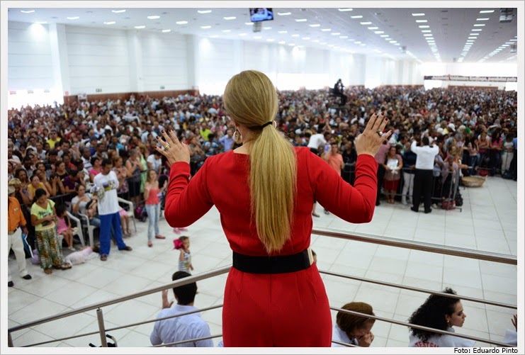 BISPA FRANCILÉIA, UMA BÊNÇÃO NAS MÃOS DO DEUS VIVO.