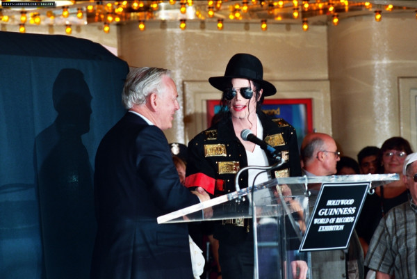Em 19 de maio de 1993, Michael Jackson recebeu o Prêmio Lifetime primeira do Museu do Guinness World Records em Los Angeles. Mj+la+a+3