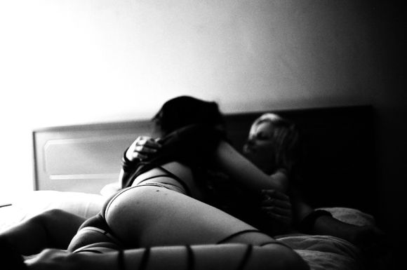 Matt Fry fotografia lésbicas beijando harvard house Jessie Hail e Keasha Mendez