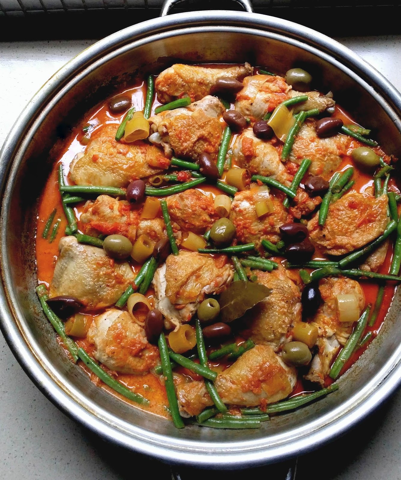 LowCarb Paprika Chicken with Tomatoes, Green Beans and Olives