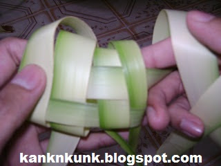 Cara membuat ketupat (sumber : kanknkunk.blogpspot.com) Cara membuat ketupat (sumber : kanknkunk.blogpspot.com)