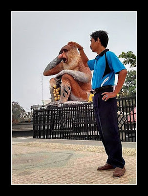 maskot bekantan patung maskot bekantan