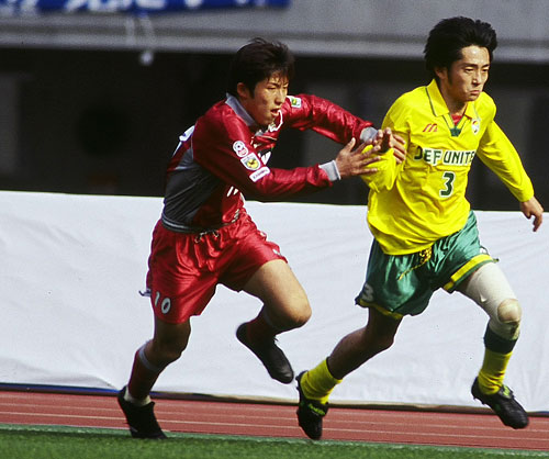 Novo' Marinos vence com gol de falta de Nakamura; Urawa vira líder