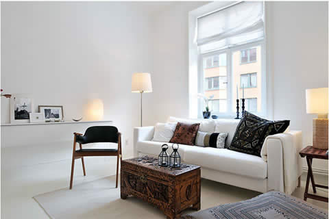 Ã¥pent hus: retrostol i lys stue / focal point in light living room.