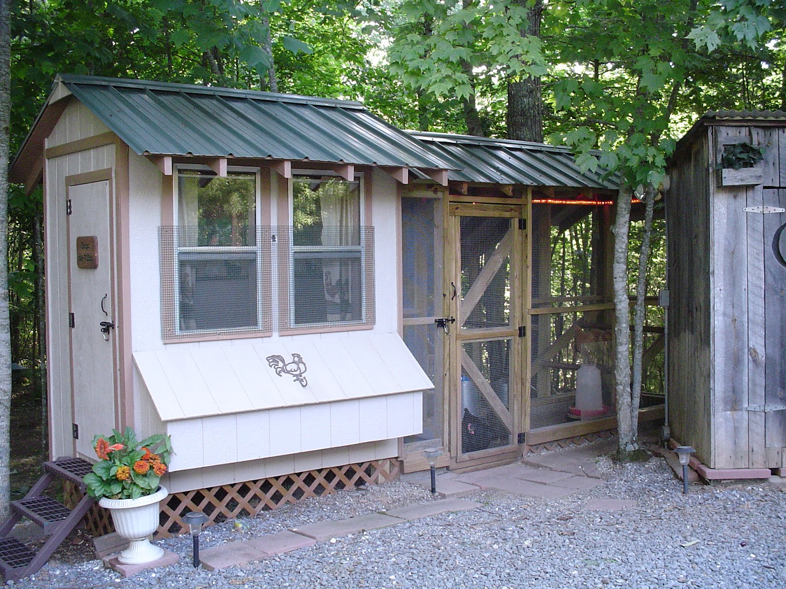 COOP SNOOP Coop de Villa Community Chickens