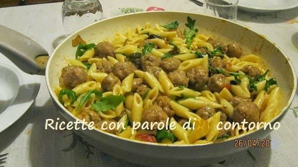 mezze penne con polpettine e rucola