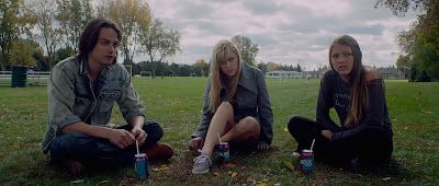 Corrente do Mal (It Follows) Trailer legendado, posteres e imagens