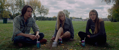 Corrente do Mal (It Follows) Trailer legendado, posteres e imagens