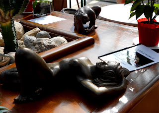 deux statues style figuratif de femmes nues