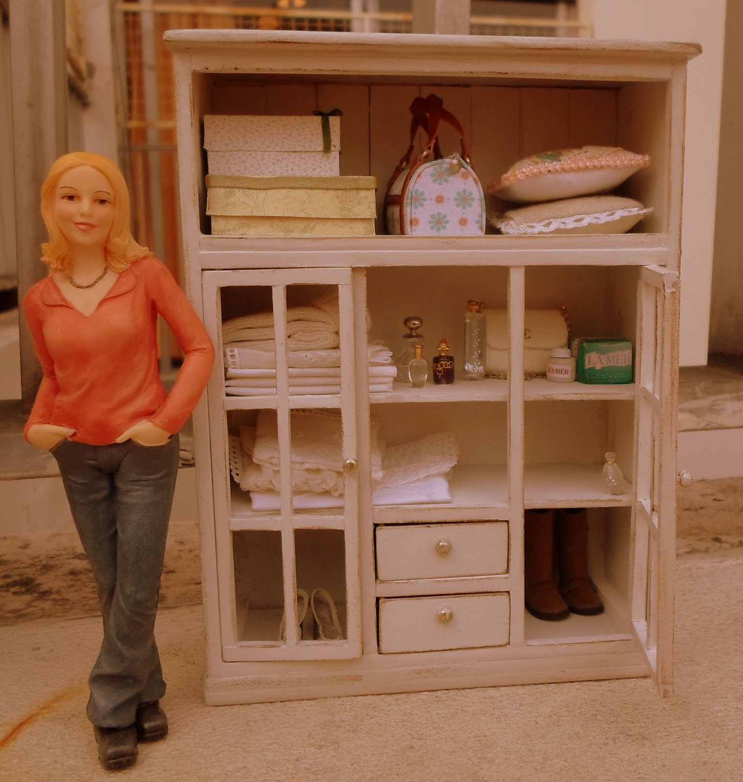 Las Margaritas: Armario de madera con cajones