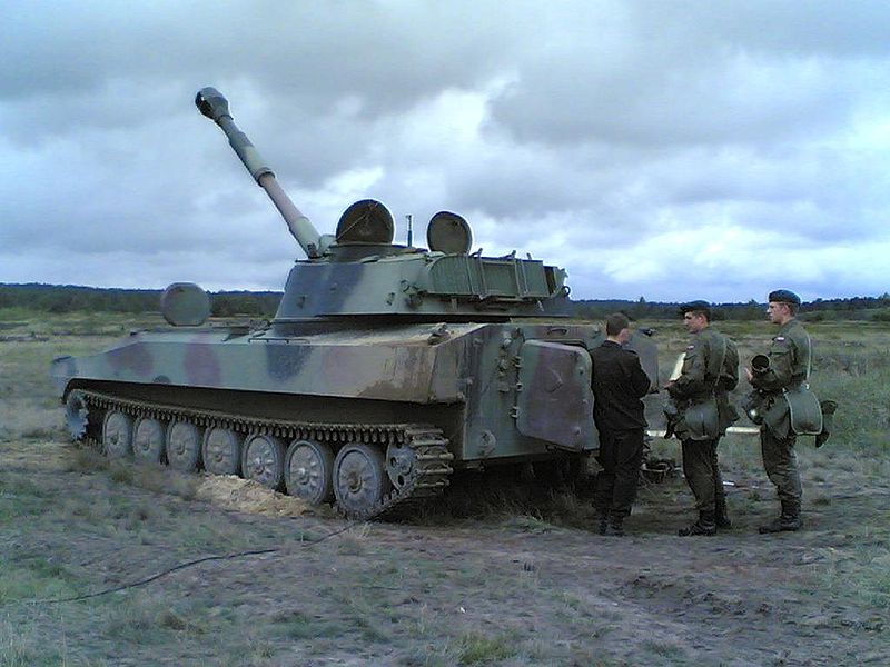 Fuerzas armadas de Polonia 800px-2S1_Gvozdika_in_artillery_range+(1)