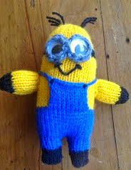 http://translate.google.es/translate?hl=es&sl=en&tl=es&u=http%3A%2F%2Ftheknitguru.com%2F2013%2F07%2F20%2Fdespicable-me-minion-toy-2eyed-knitting-patten%2F