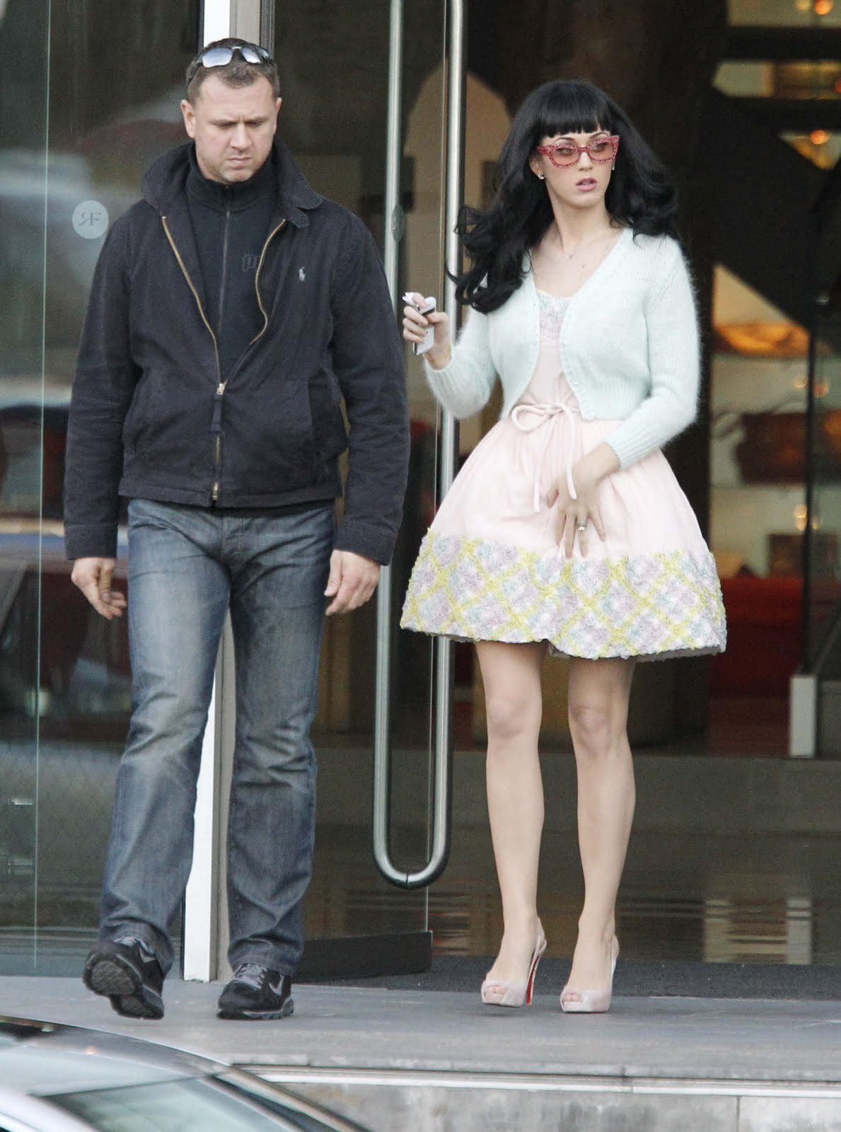 http://4.bp.blogspot.com/-fZ_4dnYQydc/TYndmNF029I/AAAAAAAALAs/noNewzuhSH8/s1600/Katy%2BPerry%2Bshowing%2Blegs%2B%2540%2BLowry%2BHotel%2Bin%2BLondon4.jpg