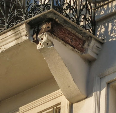 Détail de la structure métallique du deuxième balcon du 8 quai d'Orléans sur l'Ile-Saint-Louis à Paris