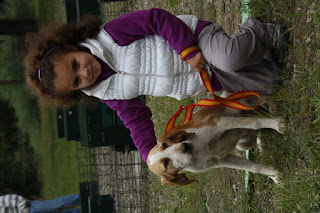 una niña junto a su cachorro