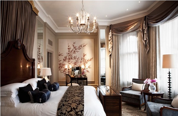 Willa Parkerów 1+sypialnia+bez+elegancka+wyrafinowana+drewno+rzezbiony+zaglowek+tapeta+zaslony+krysztalowy+zyrandol+langham+hotel+london