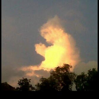 Penampakan awan di atas makam Ustad Jefri foto+langit+di+atas+makamnya+ustadz+jefri Penampakan awan di atas makam Ustad Jefri