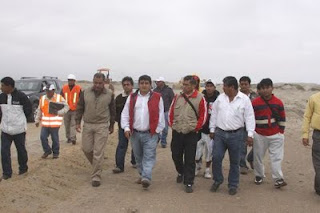 El presidente regional de Lambayeque, Humberto Acuña, supervisó construcción de carretera San José-Pimentel. Foto: Gobierno Regional de Lambayeque.