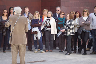 Explicacions Davant de la Bilbioteca Les Voltes