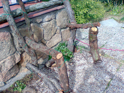 Como hacer un banco rústico con troncos y palos de un árbol