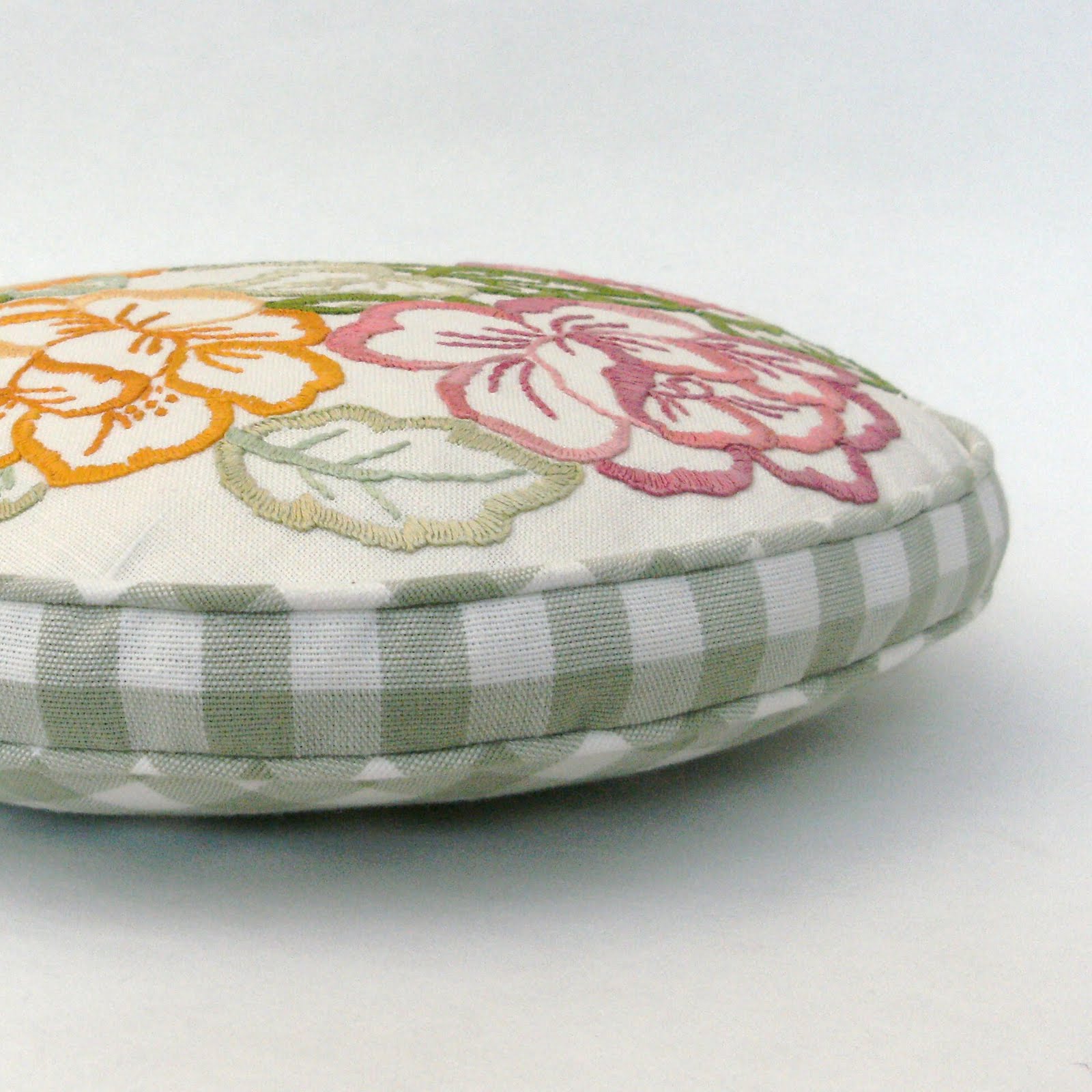 Sew Good by Deborah Good Sew a classic piped cushion cover a tutorial.