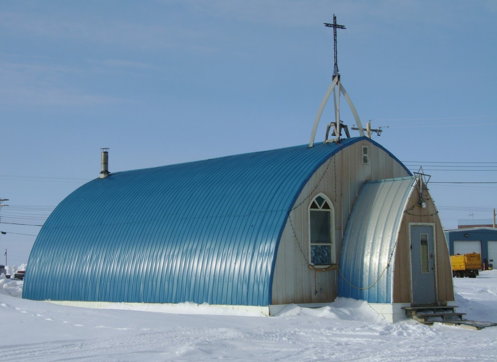 Ultima Thule Paulatuk, the blue inuvialuit hamlet by the 'Smoking