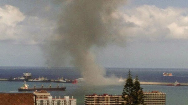 Incendio barco muelle Reina Sofía Incendio barco muelle Reina Sofía
