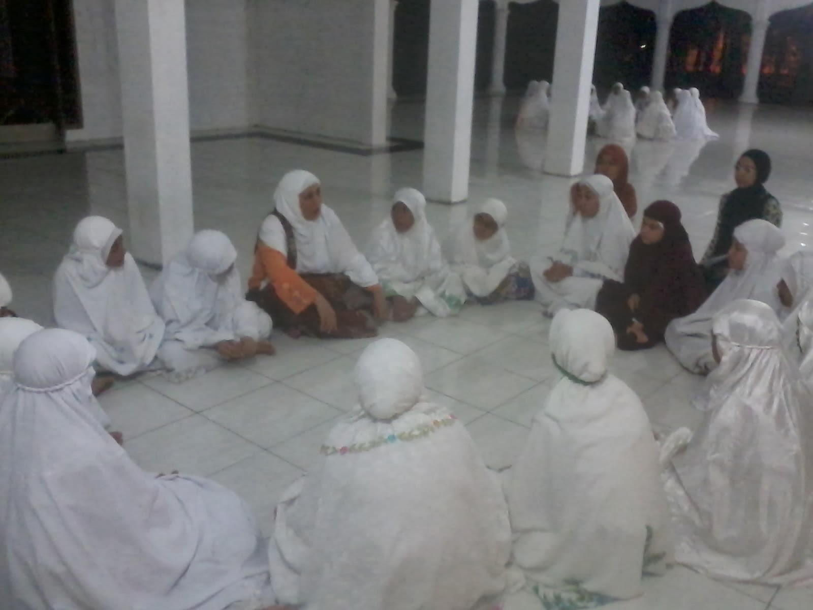 Kreatifitas tanpa Batas Ibu Dra Ridha Mardiana Siregar saat memberikan materi seputar wudhu dan alat pembalut cara membersihkannya