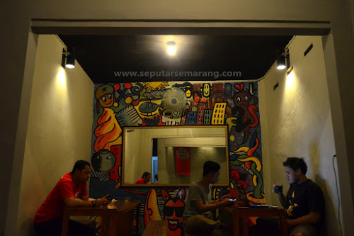 Suasana nyaman angkringan