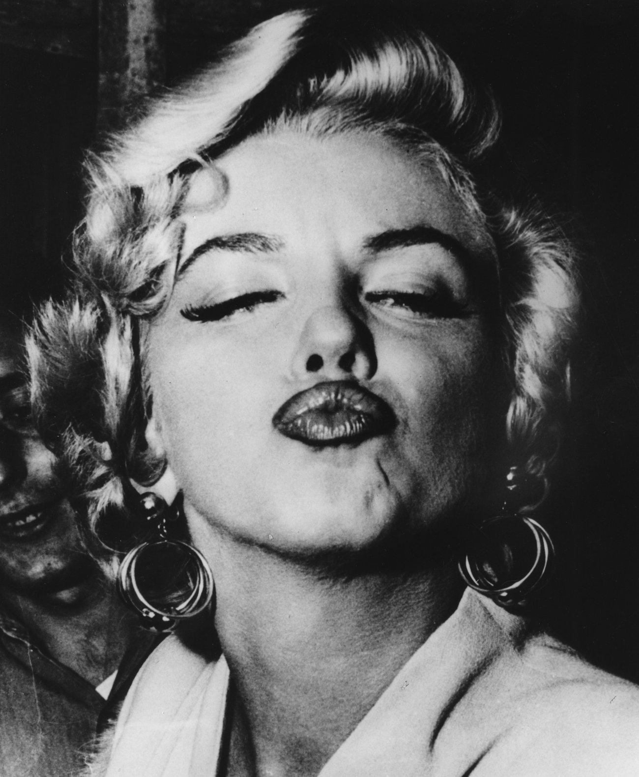 http://4.bp.blogspot.com/-flvF1qyr9VI/TnpLIP8vJfI/AAAAAAAADpw/bN9457G1xxQ/s1600/Weegee%2Bthe%2Bfamous%2B.jpg