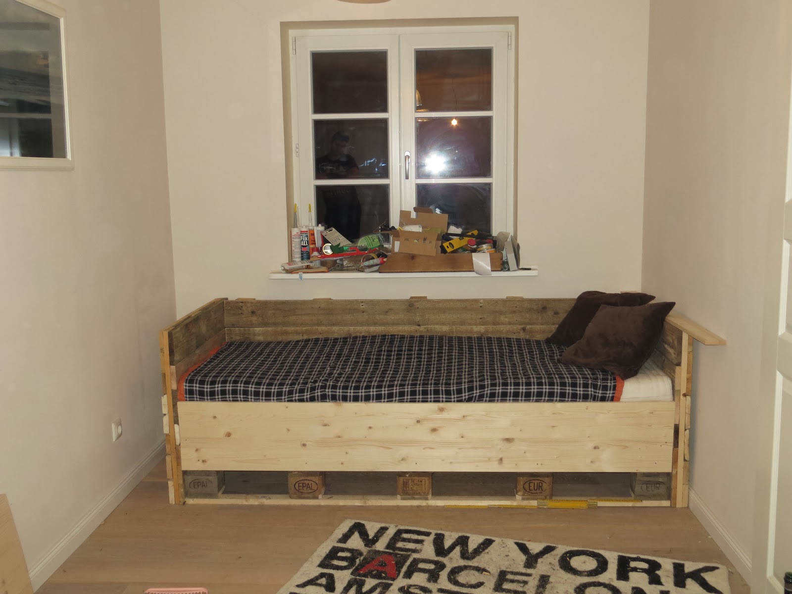 Vårt lilla röda sverige hus: diy upcycling bett aus paletten