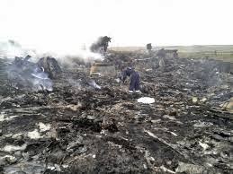 Ολλανδοί ιατροδικαστές στα συντρίμμια του Μπόινγκ 777 Ολλανδοί ιατροδικαστές στα συντρίμμια του Μπόινγκ 777