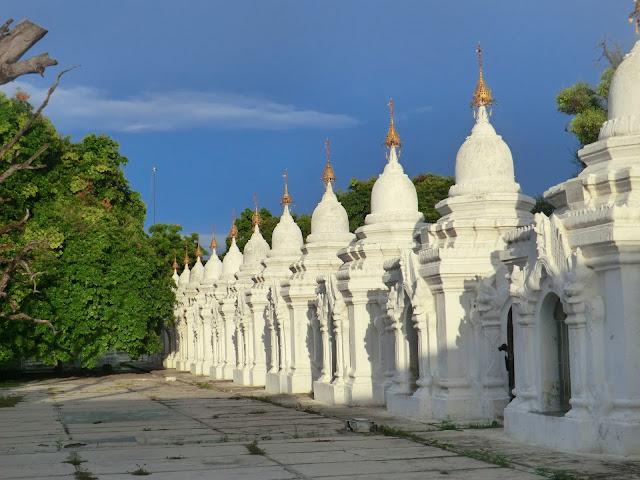 Avventure nel Mondo - Dolce Burma - pagoda Kutodaw - Mandalay Avventure nel Mondo - Dolce Burma - pagoda Kutodaw - Mandalay