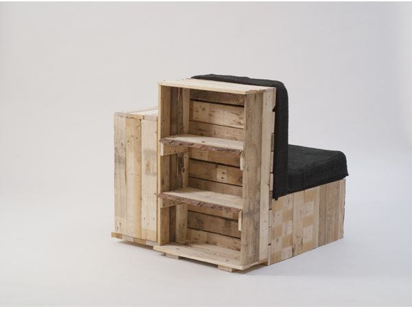 Poltrona de palete reciclado ideal para leitura de livros
